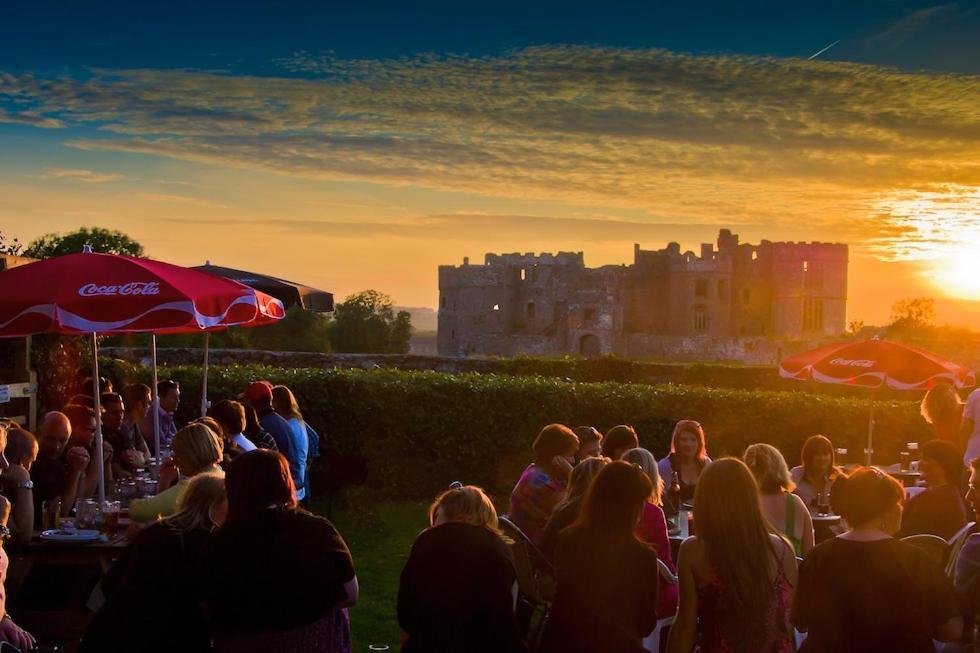 Carew Inn Dış mekan fotoğraf
